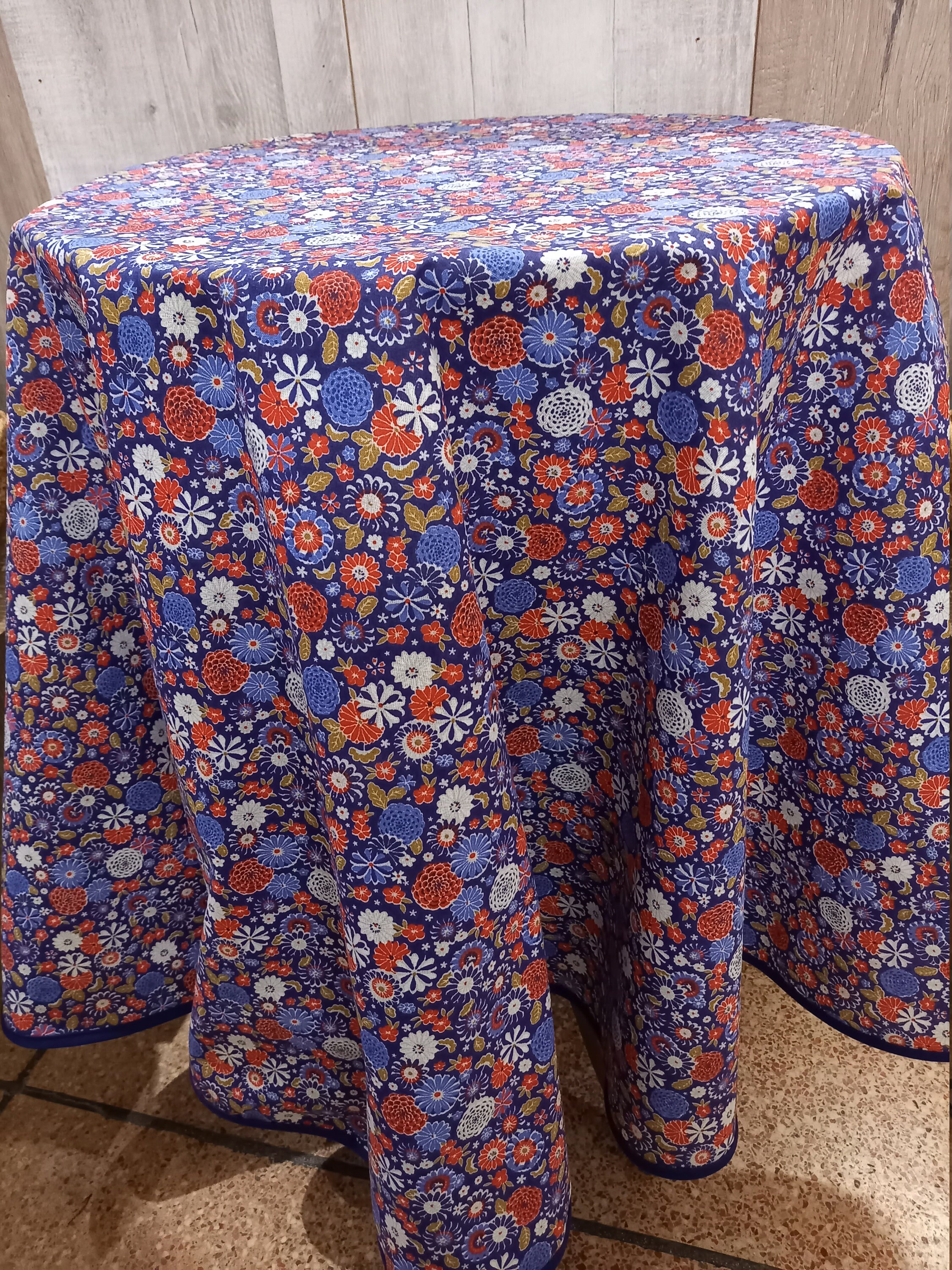 Nappe Ronde Coton Enduit Anti-Tâche 160cm Misaki Bleu/ Fleurs(Dispo en Rectangle, sur Mesure, Au Mèt