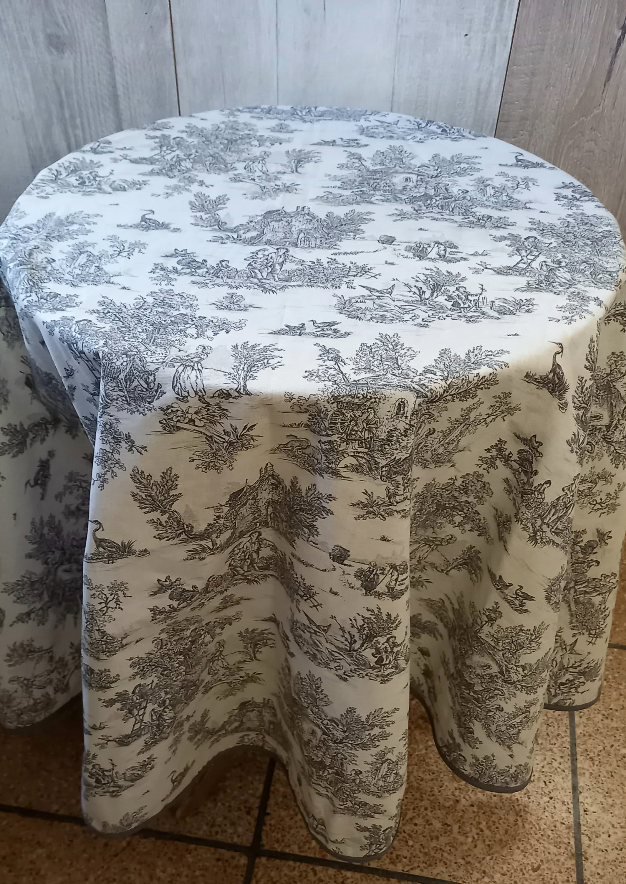 Nappe Ronde Coton 160cm Pastorale Toile de Jouy - Coloris Gris | Dispo en Rectangle, sur Mesure, Au
