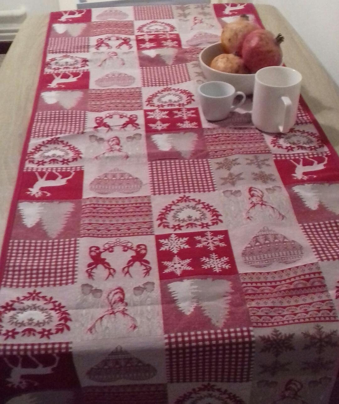 Chemin de Table Jacquard Motifs Patch Noël/Coeurs/Montagne/Edelweiss/Cerfs/Flocon/Sapin/Rouge et Bla