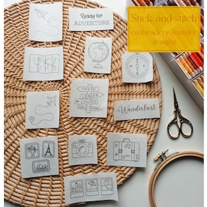 Puede incluir: Un conjunto de 10 diseños de transferencia de bordado con ilustraciones de temática de viajes. Los diseños incluyen una brújula, un globo terráqueo, un avión, un mapa, una maleta, una cámara, una palmera, la Torre Eiffel y las palabras "Listo para la aventura" y "Wanderlust".