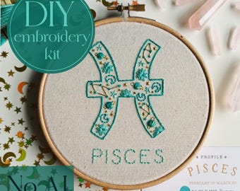 Può includere: Kit di ricamo fai-da-te con un design zodiacale dei Pesci. Il disegno è ricamato con filo color teal e oro su tessuto beige, incorniciato in un telaio di legno. La parola "PISCES" è ricamata sotto il simbolo. È presente anche il testo "No AI. 100% human made."