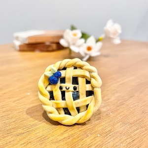 Blueberry Pie magnet| Pie Fridge magnet| kitchen decor Housewarming Gifts| Cute food magnets| Gift for mom| Handmade gifts| Baked Goods idea
