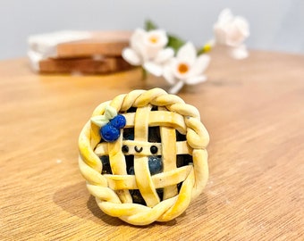 Blueberry Pie magnet| Pie Fridge magnet| kitchen decor Housewarming Gifts| Cute food magnets| Gift for mom| Handmade gifts| Baked Goods idea