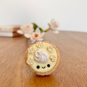 Banana Cream Pie magnet| Pie Fridge magnet| kitchen decor Housewarming Gifts| Cute food magnets| Gift for mom| Handmade gifts| Baker gift