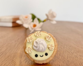 Banana Cream Pie magnet| Pie Fridge magnet| kitchen decor Housewarming Gifts| Cute food magnets| Gift for mom| Handmade gifts| Baker gift