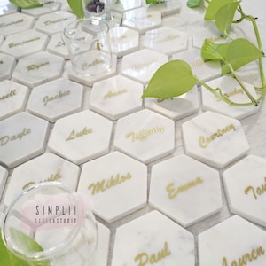 Cartão de lugar de mármore | Cartão de lugar de casamento elegante de 3" em mármore hexagonal | Configuração de lugar | Azulejo hexagonal | Cartão de lugar de casamento | Chá de panela
