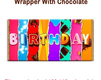 Può includere: Confezione colorata di barretta di cioccolato con la parola "BIRTHDAY" in grandi lettere multicolori. Lo sfondo è una serie di strisce verticali in vari colori, tra cui rosa, blu, rosso, giallo, viola e arancione. Sono visibili pezzi di cioccolato.