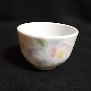 Arita yaki (有田焼) tea cup / camellia flowers