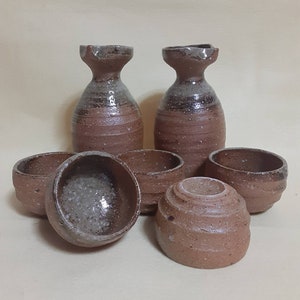 Set aus zwei Sake-Flaschen und fünf Sake-Bechern / Shigaraki-Ware (信楽焼)