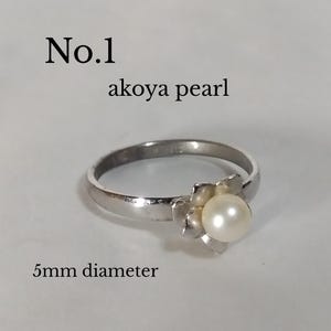 Peut inclure: Une bague en argent avec une perle d'akoya de 5 mm de diam&egrave;tre sertie dans un motif floral. La bague est &eacute;tiquet&eacute;e "No. 1 akoya pearl 5mm diameter".