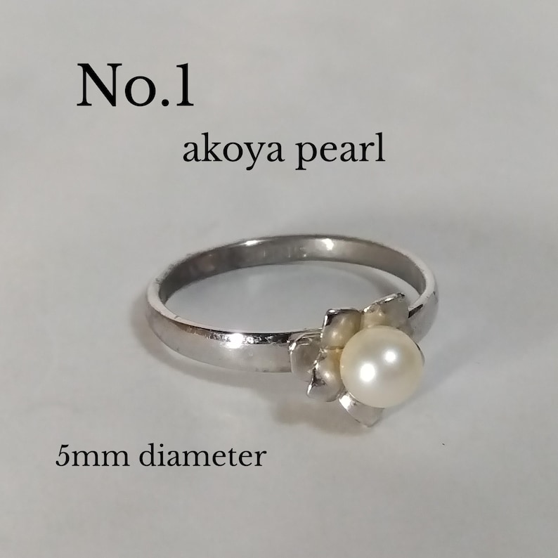Peut inclure: Une bague en argent avec une perle d'akoya de 5 mm de diam&egrave;tre sertie dans un motif floral. La bague est &eacute;tiquet&eacute;e "No. 1 akoya pearl 5mm diameter".