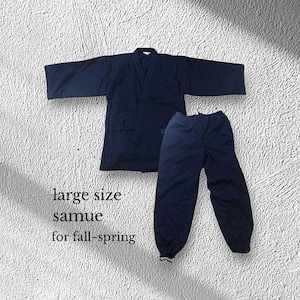 Könnte beinhalten: Marineblaues Samue-Set, eine traditionelle japanische Arbeitsuniform, bestehend aus Jacke und Hose. Die Jacke hat einen V-Ausschnitt und Taschen. Die Hose hat elastische Bündchen. Der Text auf dem Bild lautet "large size samue for fall-spring."