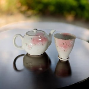 Theepot en theekopjes, Arita Yaki, Yunomi / prachtige Sakura-print