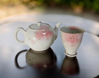 Tea pot and tea cups, arita yaki, yunomi / beautiful sakura printed