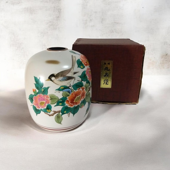Vintage kutani ware (九谷焼) flower vase / camellia flowers and a