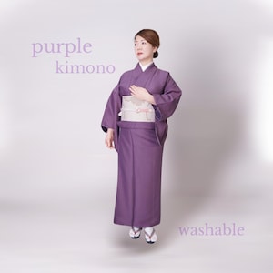 Peut inclure: Un kimono violet avec un col blanc et un obi de couleur claire. Le texte "purple kimono" est dans le coin supérieur gauche, et le mot "washable" est dans le coin inférieur droit. Le kimono est de couleur unie.