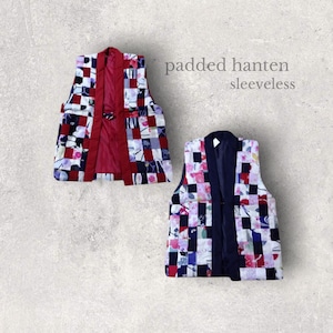 以下が含まれることがあります： 2つの袖なしのパッド入りはんてんベスト。1つは赤い内側とトリム、もう1つはネイビーブルーの内側とトリムです。どちらのベストも、さまざまな色と花柄の正方形を使用したパッチワークデザインが特徴です。「padded hanten sleeveless」というテキストが表示されています。