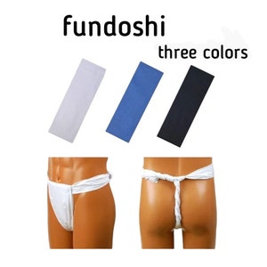 以下が含まれることがあります： 「fundoshi three colors」とラベル付けされた、白、青、黒の3本の布地。2人のモデルが白い褌（ふんどし）を着用しています。褌は日本の伝統的な下着です。