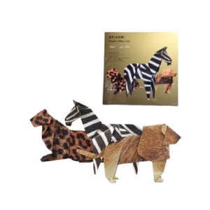 Op de afbeelding: Origami papierset met een zebra, luipaard en leeuw. Het papier is bedrukt met realistische dierpatronen. De set bevat instructies voor het vouwen van de dieren.