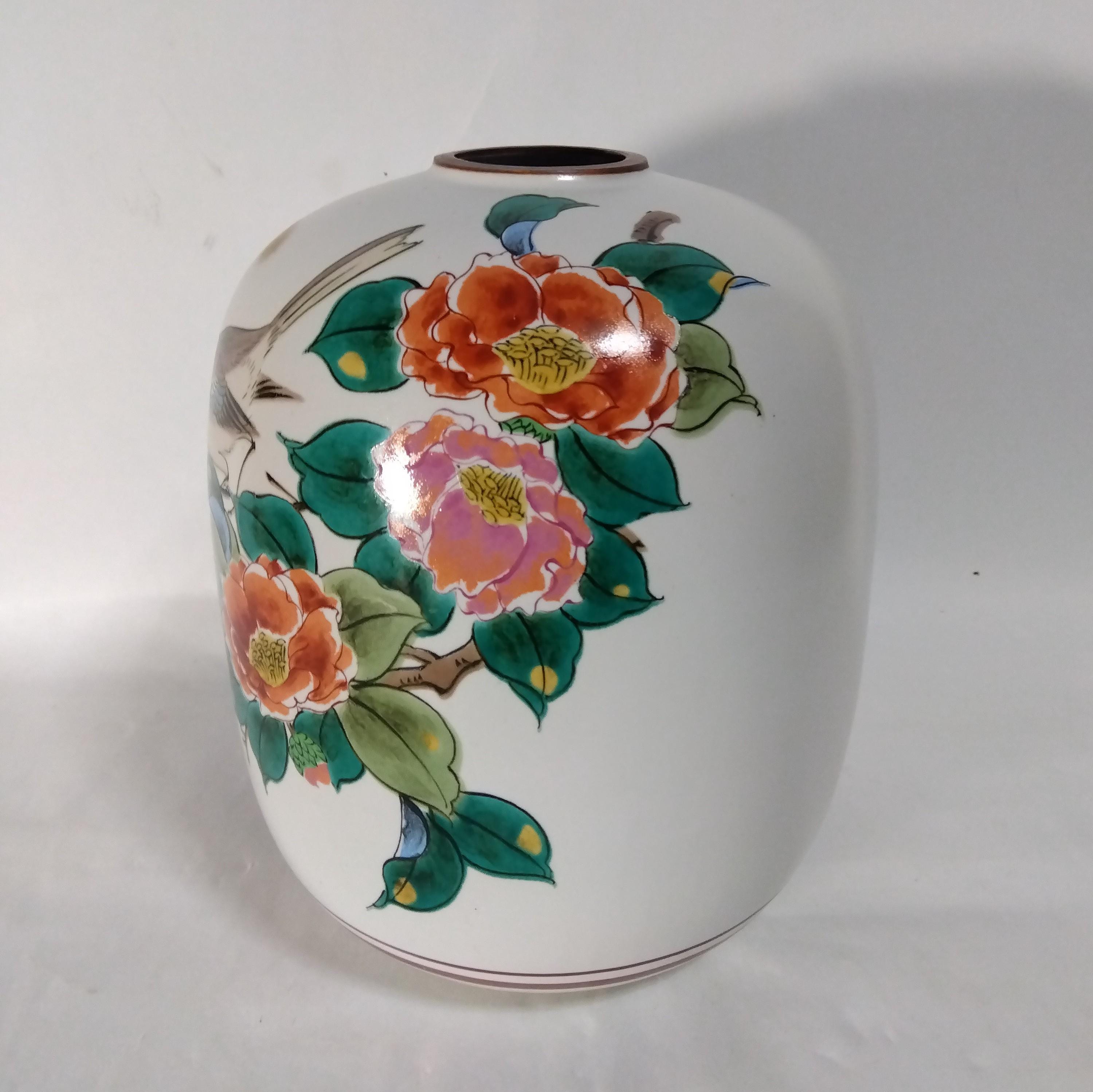 Vintage kutani ware (九谷焼) flower vase / camellia flowers and a
