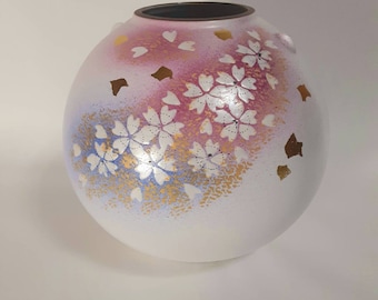 Kutani ware (九谷焼) flower vase / sakura and gold leaf