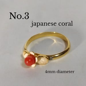Peut inclure: Bague en or avec un motif de fleur en corail japonais rouge. Le corail a un diam&egrave;tre de 4 mm. No. 3