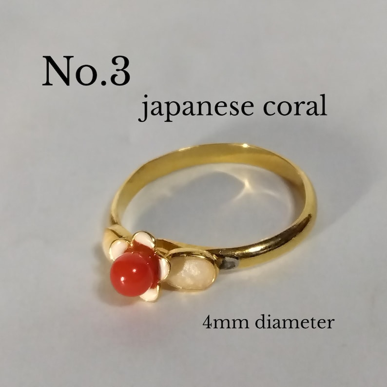 Peut inclure: Bague en or avec un motif de fleur en corail japonais rouge. Le corail a un diam&egrave;tre de 4 mm. No. 3
