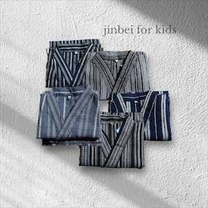 Könnte beinhalten: Fünf gefaltete Jinbei-Jacken für Kinder in verschiedenen Blau- und Grautönen mit vertikalen Streifenmustern. Der Text "jinbei for kids" ist sichtbar. Die Jacken sind sauber gefaltet.