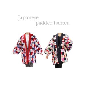 以下が含まれることがあります： 2つの日本のパッド入りはんてんジャケット。1つは赤色で、さまざまな色のパッチワークデザイン、もう1つは同様のパッチワークパターンの黒色です。ジャケットは袖が広く、ラップアラウンドスタイルです。「Japanese padded hanten」の文字が上にあります。