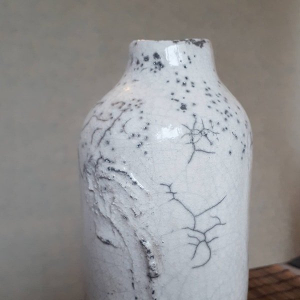 Vase 'veilleur' modelé en céramique raku, émail blanc et enfumage, pour la décoration