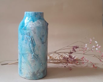 Vase modelé en céramique raku, émail bleu, pour la décoration