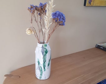 Vase 'veilleur' modelé en céramique raku, émail blanc et vert, pour la décoration