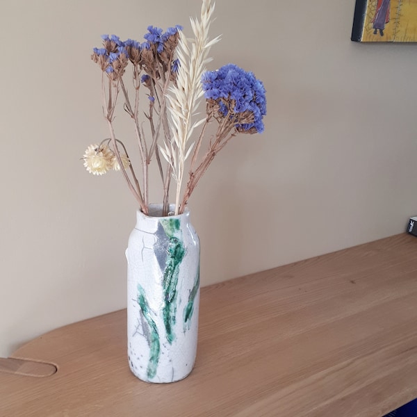 Vase 'veilleur' modelé en céramique raku, émail blanc et vert, pour la décoration