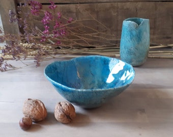 Petite coupe modelée en céramique raku, émail bleu  craquelé, pour la décoration