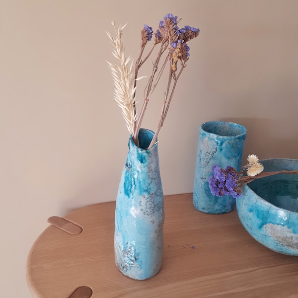 Vase menhir modelé en céramique raku, émail bleu et enfumage, pour la décoration