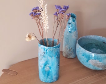 Vase 'prémisse' modelé en céramique raku, émail bleu et enfumage, pour la décoration