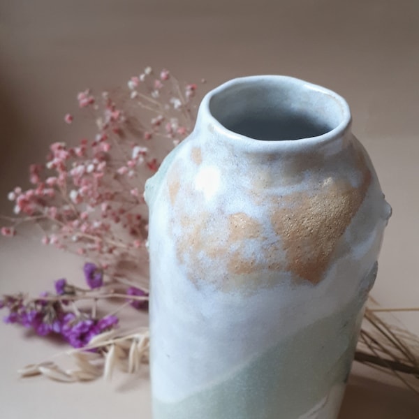 Vase modelé en céramique (grès, vert et blanc crème)