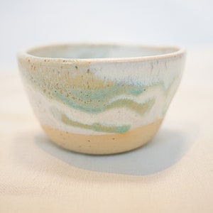 Taza de cerámica con trazos azul celeste