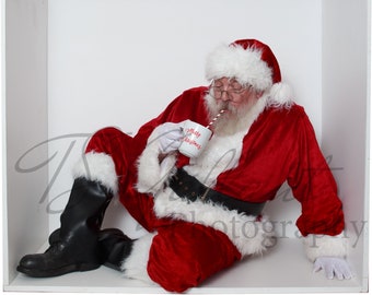 2 Père Noël dans une boîte avec une tasse de cacao chaud sirotant une paille de canne en bonbon, superposition numérique de Noël pour modèle composite de photographie de vacances dans la boîte