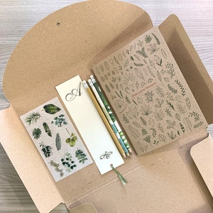 Set cartoleria in carta riciclata personalizzato, set cancelleria idea regalo per chi ama scrivere. Set quaderno e matite con accessori.