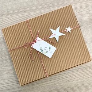 Scatola a sorpresa , scatola regalo con accessori di cartoleria a sorpresa, scatola con sette accessori cartoleria.