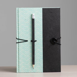 Quaderno a righe o fogli bianchi, copertina rigida con bottone e matita . Quaderno regalo per lui e per lei. Idea regalo amanti scrittura