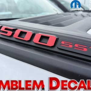 Peut inclure: Autocollants d'emblème "1500" et "SST" en rouge et noir pour un véhicule. Les autocollants sont fabriqués en vinyle de haute qualité et sont conçus pour durer. Ils sont faciles à appliquer et à retirer sans endommager la peinture.