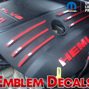 Peut inclure: Autocollants pour capot moteur rouge et noir avec le texte "HEMI" et "EMBLEM DECALS". Les autocollants sont conçus pour s'adapter à un capot moteur Jeep. Les autocollants sont un produit sous licence officielle.