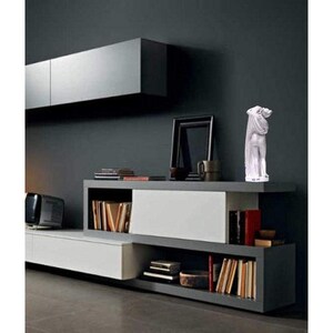 Puede incluir: Escultura blanca de dos figuras abraz&aacute;ndose, expuesta en una estanter&iacute;a con libros y un cuadro enmarcado. La estanter&iacute;a est&aacute; hecha de madera y tiene un acabado blanco y gris.
