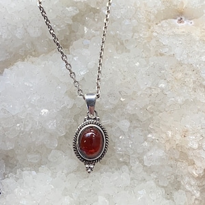 Garnet pendant set with sterling silver for woman