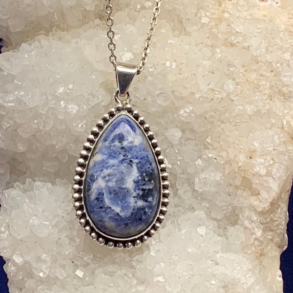 Pendentif sodalite et argent sterling, pierre du Mont St-Hilaire, Québec, Canada