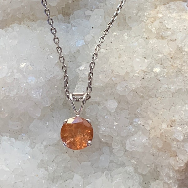 Pendentif grenat hessonite rond facetté et argent sterling, pierre rare de collection, Mine Jeffrey, Québec, Canada, 3.5 carats