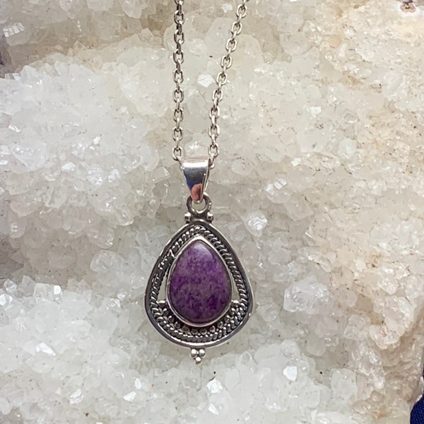 Pendentif sugilite violette et argent sterling travaillé