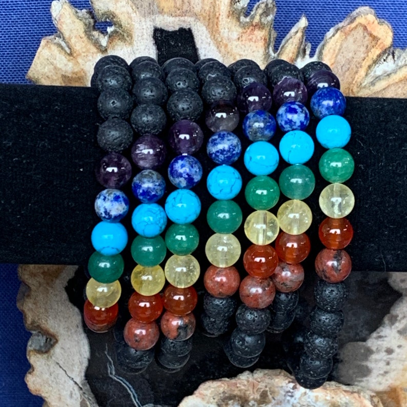 Armband 7 Chakren natürliche Regenbogensteine und schwarzer Vulkanstein 8 mm für Männer oder Frauen in verschiedenen Größen erhältlich Bild 2